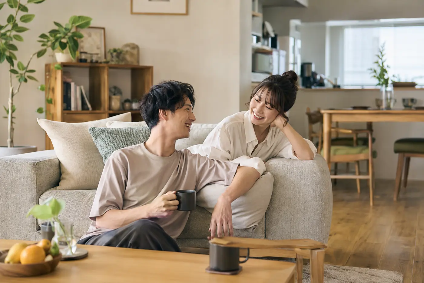 新居で幸せそうに過ごす同棲カップル